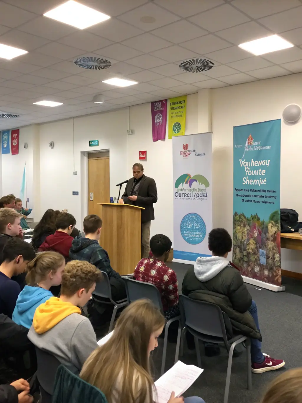 A photograph capturing a seminar on art history, with attendees listening attentively to a speaker.